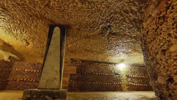 Koordinat: 48°5001.79″N, 2°1956.63″E (Paris, Prancis) Di bawah Kota Cahaya terdapat labirin terowongan yang dipenuhi tulang-belulang. Katakombe Paris menyimpan sisa-sisa jasad lebih dari enam juta orang, yang sama-sama menarik sekaligus mengerikan. Foto: Boredpanda