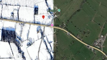 Koordinat: 53°0205.0″N 1°4841.0″W (Ashbourne, Inggris Raya) Musim panas dan musim dingin terjadi sekaligus. Foto aneh ini menangkap dua musim dalam satu bingkai, dengan salju di satu sisi dan sinar matahari di sisi lainnya. Foto: Boredpanda