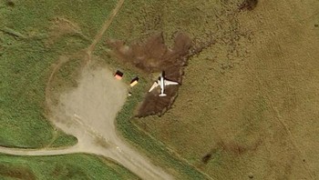 Koordinat: 52°5631″N 168°5119″W (Kepulauan Aleutian, Alaska) Di tengah-tengah Kepulauan Aleut yang terpencil di Alaska terdapat pemandangan yang menghantui: sebuah pesawat jatuh yang terlihat seperti gambar diam dari film pasca-apokaliptik. Foto: Boredpanda