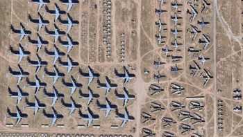 Koordinat: 32°0858″N 110°4959″W (Tucson, Arizona). Ini adalah kuburan pesawat terbesar di dunia, dan bagaimana pesawat-pesawat yang dinonaktifkan ini tersusun dengan sempurna sungguh meresahkan. Foto: Boredpanda