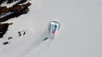 Koordinat: 69°0050.0″S 39°3622.0″E (Stasiun Showa, Antartika) Dijuluki Gerbang Menuju Rumah Liburan Bigfoot oleh para komentator daring, formasi Arktik yang viral ini tampak seperti pintu yang diukir di es. Itu hanyalah struktur alami, tetapi imajinasi Anda mungkin berkata lain. Foto: Boredpanda