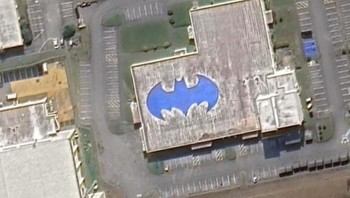 Koordinat: 26°2128.4″N 127°4701.7″E (Okinawa, Jepang) Desain atap gedung di Okinawa ini tampak mencurigakan karena mirip dengan logo Batman. Entah itu desain atau kebetulan, satu hal yang pasti: seseorang di sini pasti penggemar Dark Knight. Foto: Boredpanda
