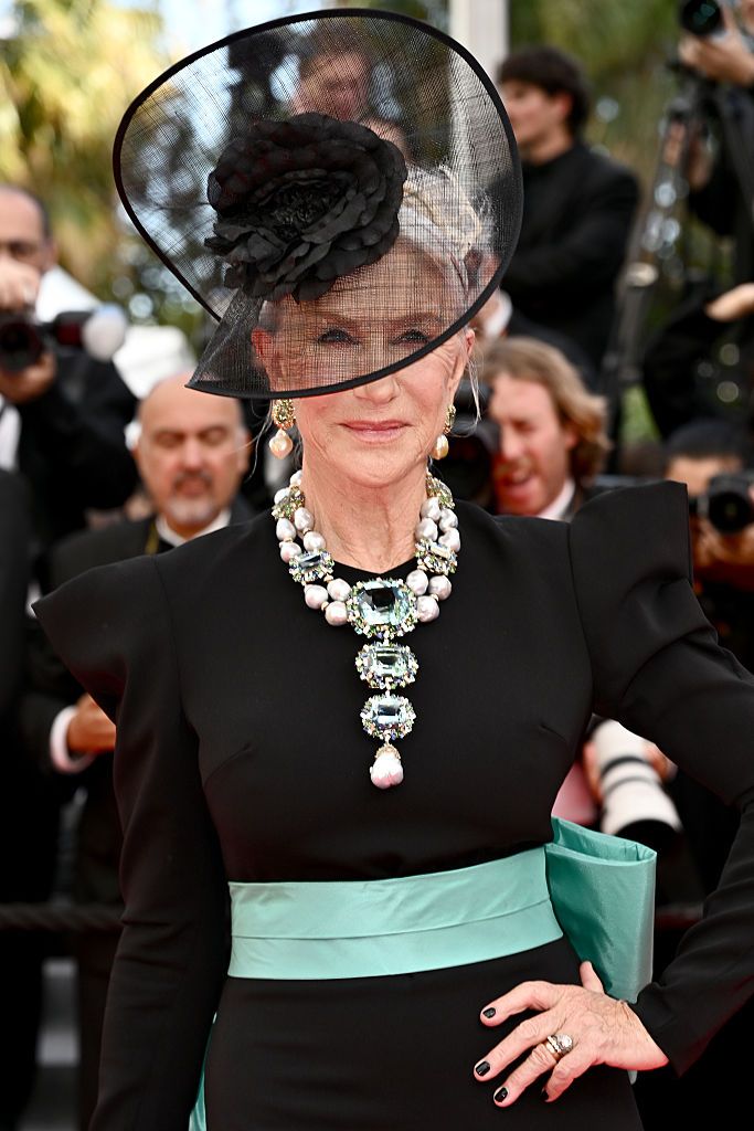 Helen Mirren menghadiri karpet merah 