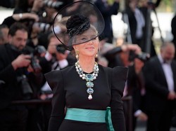 Gaya Mewah Helen Mirren di Cannes 2025, Kenakan Kalung Berlian 400 Karat