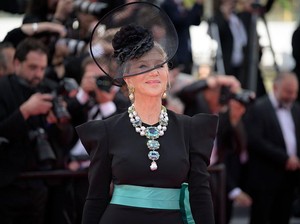Gaya Mewah Helen Mirren di Cannes 2025, Kenakan Kalung Berlian 400 Karat