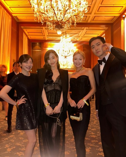Reuni member SNSD, Hyoyeon, Tifanny dan Sunny di Gold Gala.