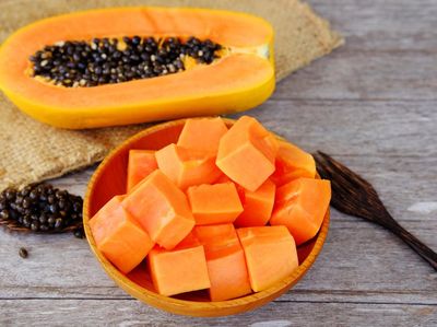 Mau Tulang Kuat? Coba 9 Buah Super Tinggi Kalsium Ini