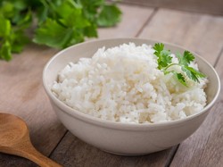 Dokter Gizi Ungkap Risiko Kebiasaan Makan Nasi Segunung