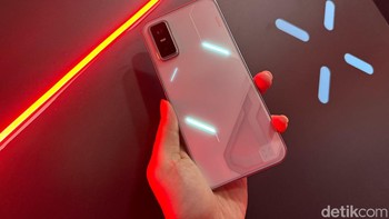Desain futuristik dengan efek pencahayaan dinamis GT DynaVue menggunakan teknologi elektrokromik memberikan tampilan unik dengan lampu RGB yang dapat disesuaikan. Infinix Foto: Adi Fida Rahman/detikINET