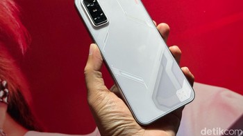 Infinix GT 30 Pro menjalankan Android 15 berbasis antarmuka XOS 15, menawarkan pengalaman perangkat lunak yang responsif dan kaya fitur AI. Foto: Adi Fida Rahman/detikINET