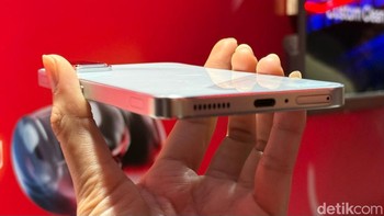 Baterai berkapasitas 5.500 mAh dengan dukungan pengisian cepat 45W memastikan daya tahan lama dan pengisian yang cepat. Fitur ini sangat mendukung penggunaan intensif, terutama saat bermain game Foto: Adi Fida Rahman/detikINET