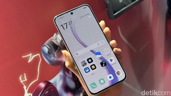 HP ini mengusung layar AMOLED datar berukuran 6,78 inci dengan resolusi 1,5K (1224 x 2720 piksel). Layar ini mendukung refresh rate 144 Hz, touch sampling rate 2160 Hz, kecerahan puncak hingga 4500 nits, serta fitur HDR 10+ dan Gorilla Glass 7i untuk ketahanan ekstra. Layar ini menjanjikan visual yang mulus dan tajam, ideal untuk gaming dan menonton konten multimedia. Foto: Adi Fida Rahman/detikINET