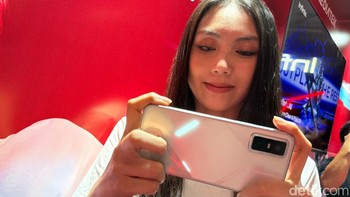 Salah satu daya tarik utama adalah tombol pemicu (trigger) L1 dan R1 yang dirancang untuk meningkatkan pengalaman gaming, mirip seperti pada konsol. Tombol ini juga dapat digunakan sebagai pintasan aplikasi. Foto: Adi Fida Rahman/detikINET
