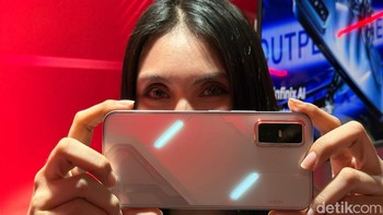 Kamera depan beresolusi 13 MP, cocok untuk selfie dan panggilan video. Konfigurasi ini memberikan hasil foto yang tajam, meski tetap diarahkan untuk kebutuhan casual. Foto: Adi Fida Rahman/detikINET