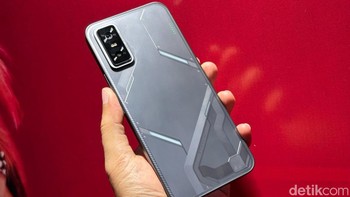 Ditenagai chipset MediaTek Dimensity 8350 Ultimate (4nm) dengan kecepatan hingga 3,35 GHz, ponsel ini menawarkan performa kencang dengan skor AnTuTu diperkirakan mencapai 1,4 juta. Chipset ini dipadukan dengan RAM LPDDR5x hingga 12 GB (dengan opsi extended RAM) dan penyimpanan UFS 3.1 hingga 512 GB, memastikan multitasking dan penyimpanan data yang cepat dan lancar. Foto: Adi Fida Rahman/detikINET