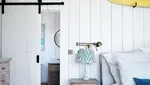 7 Inspirasi Gaya Wall Panel di Kamar, Auto Keren!