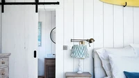 Jika mau totalitas, coba pasang wall panel sampai ke atap atau langit-langit rumah. Namun, tentu biaya yang diperlukan juga tidak sedikit. Akan tetapi, memasang wall panel secara penuh dapat membuat kamar menjadi lebih rapi. Foto: Future PLC/Dan Duchars via Ideal Home