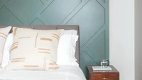 Jika bosan dengan motif wall panel bergaris, coba motif lain seperti bentuk geometri ini. Motif ini bisa memberikan tampilan yang lebih elegan sekaligus nyentrik. Foto: Future PLC/Anna Stathaki via Ideal Home
