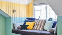 Biar tampilan dinding tidak membosankan, bisa mencoba dengan memasang wall panel berwarna-warni untuk memberikan kesan ruangan yang menyenangkan. Pilihlah minimal 2 warna yang kontras atau mengecat dengan membagi ruangan secara vertikal dan horizontal. Foto: Future PLC/Dan Duchars via Ideal Home