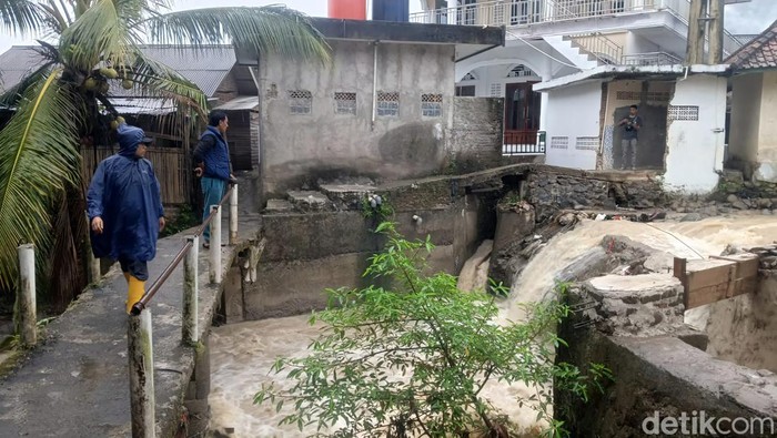 Irigasi di Sukabumi rusak diterjang banjir