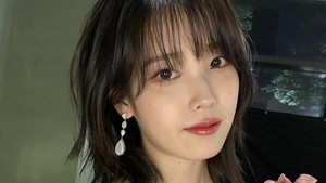 Tapi, IU mengakui UAENA terbagi dua. Ada yang demen banget lihat dia tampil dengan rambut pendek, sebagian lagi suka lihat rambut panjang.