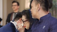 Tangis Ivan Gunawan pecah saat meminta maaf kepada ibunda, Erna Gunawan dan kerabat yang dituakan. Foto: instagram Ivan Gunawan