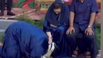 Jelang Pergi Haji, Ivan Gunawan Cium Kaki Ibunda