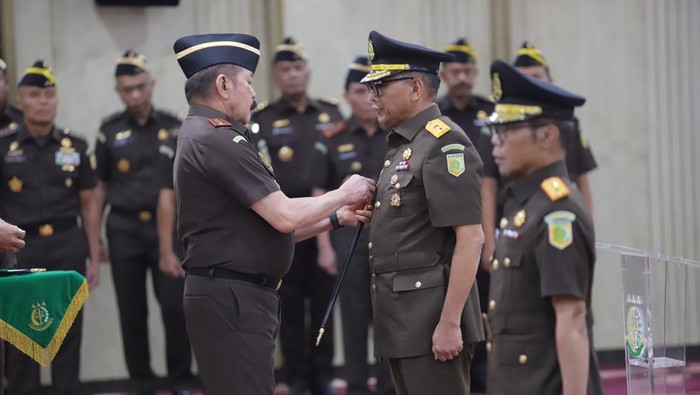 Jaksa Agung ST Burhanuddin melantik Ponco Hartanto sebagai SesJAM-Bin dan Hendro Dewanto sebagai Kajati Jateng. (dok. Kejaksaan Agung)