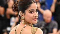 Gaya Seksi Janhvi Kapoor yang Diejek Haters Plastik