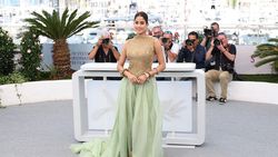 Gaya Seksi Janhvi Kapoor yang Diejek Haters Plastik