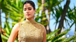 Gaya Seksi Janhvi Kapoor yang Diejek Haters Plastik
