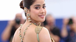 Ia pun terlihat memamerkan bagian punggung lewat dress tersebut. Getty Images/Pascal Le Segretain