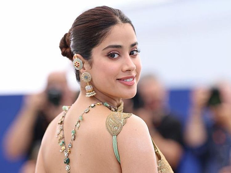 Gaya Seksi Janhvi Kapoor yang Diejek Haters Plastik