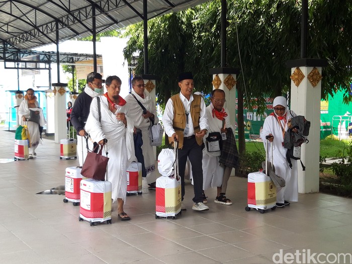 Jemaah calon haji Embarkasi Solo, berjalan menuju Gedung Muzdalifah untuk mengikuti prosesi pelepasan diberangkatkan ke Arab Saudi, Jumat (23/5/2025).