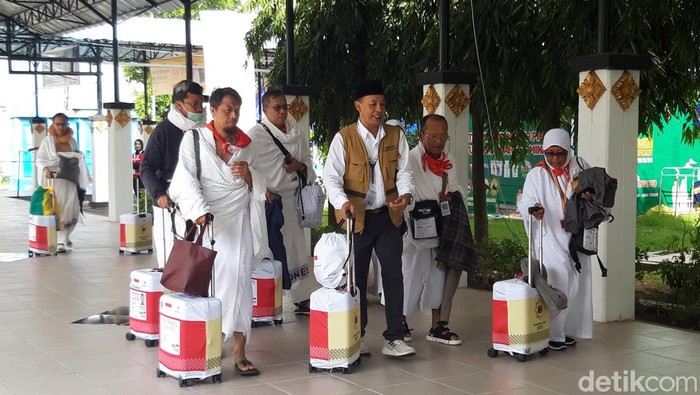 Jemaah calon haji Embarkasi Solo, berjalan menuju Gedung Muzdalifah untuk mengikuti prosesi pelepasan diberangkatkan ke Arab Saudi, Jumat (23/5/2025).