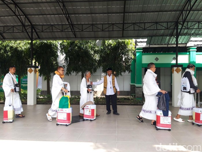 Jemaah calon haji Embarkasi Solo mengikuti prosesi pelepasan diberangkatkan ke Arab Saudi, Jumat (23/5/2025).
