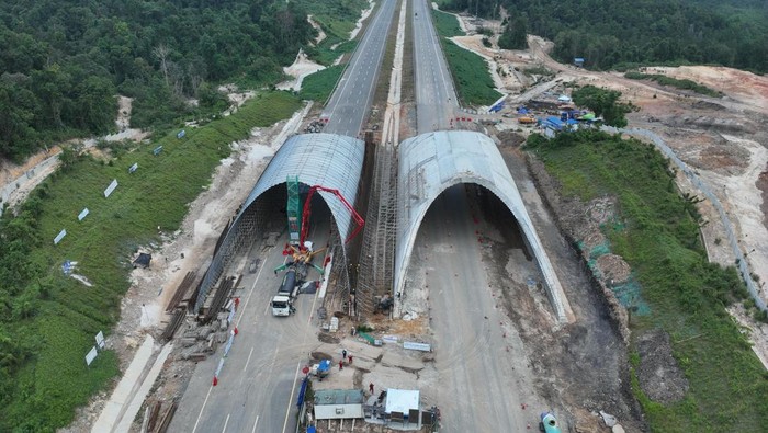PT Waskita Karya (Persero) Tbk membangun Jembatan Satwa di sekitar Tol IKN Seksi 3B Segmen KKT Kariangau-Simpang Tempadung, Kalimantan Timur. Adapun anggaran yang diperlukan untuk membangun infrastruktur ini mencapai Rp 2,6 triliun.
