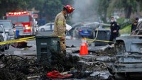 Asisten Kepala Pemadam Kebakaran San Diego, Dan Eddy, menggambarkan lokasi kejadian sebagai medan puing raksasa dengan bahan bakar jet yang mengalir di jalanan dan api yang melalap rumah serta kendaraan. Ia juga menyatakan bahwa semua korban tewas berada di dalam pesawat, dan tidak ada korban jiwa dari warga sekitar.