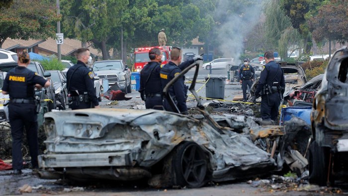 Jet Pribadi Jatuh dan Meledak di Pemukiman San Diego A view shows a damage house and vehicle at the crash scene, after a small civilian aircraft went down in a military neighborhood in San Diego, California, U.S. May 22, 2025. REUTERS/Mike Blake