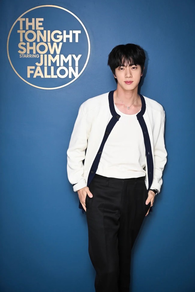 Setelah menyalakan lampu puncak Empire State Building, yang menggambarkan emosi albumnya ECHO, Jin BTS tampil sebagai bintang tamu dalam acara talkshow ‘The Tonight Show Starring Jimmy Fallon’. Foto: dok. Twitter @jinnieslamp