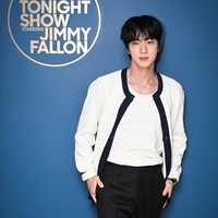 Setelah menyalakan lampu puncak Empire State Building, yang menggambarkan emosi albumnya ECHO, Jin BTS tampil sebagai bintang tamu dalam acara talkshow ‘The Tonight Show Starring Jimmy Fallon’. Foto: dok. Twitter @jinnieslamp