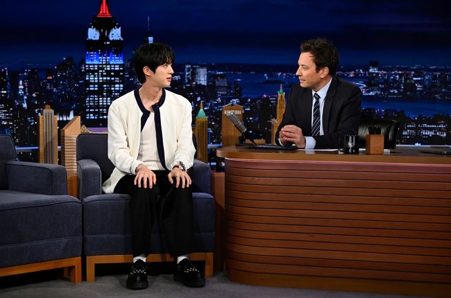 Dia pun menemui penggemar melalui acara fanmeeting bertajuk ‘Hi-Seokjin’ khusus 1.000 ARMY beruntung di New York. Foto: dok. Twitter @jinnieslamp