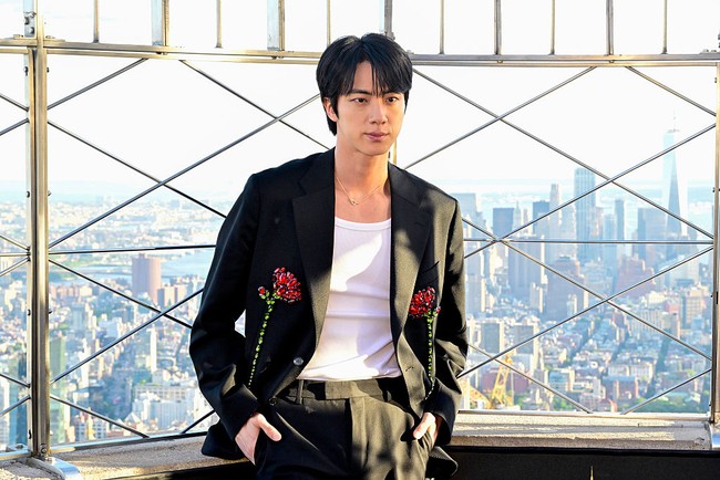 Seperti diketahui, Jin BTS tengah mempromosikan album barunya di New York, Amerika Serikat. Foto-fotonya mendatangi gedung pencakar langit Empire State Building kini viral di forum komunitas Korea. Foto: Getty Images