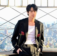 Seperti diketahui, Jin BTS tengah mempromosikan album barunya di New York, Amerika Serikat. Foto-fotonya mendatangi gedung pencakar langit Empire State Building kini viral di forum komunitas Korea. Foto: Getty Images