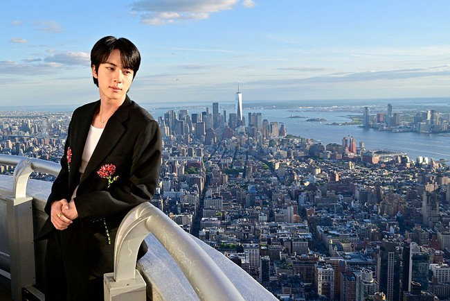 Hasil foto Getty Images belakangan jadi penilaian netizen untuk melihat tekstur wajah artis idolanya. Jin BTS dianggap sebagai salah satu artis KPop yang berhasil lolos, karena punya wajah tampan nan glowing. Foto: Getty Images