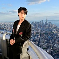 Hasil foto Getty Images belakangan jadi penilaian netizen untuk melihat tekstur wajah artis idolanya. Jin BTS dianggap sebagai salah satu artis KPop yang berhasil lolos, karena punya wajah tampan nan glowing. Foto: Getty Images