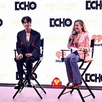 Banyak netizen yang salah fokus dengan kulit wajah Jin BTS. Meski dipotret tanpa editan, pemilik nama asli Kim Seokjin itu terlihat memesona seolah tak punya pori-pori. Foto: Getty Images