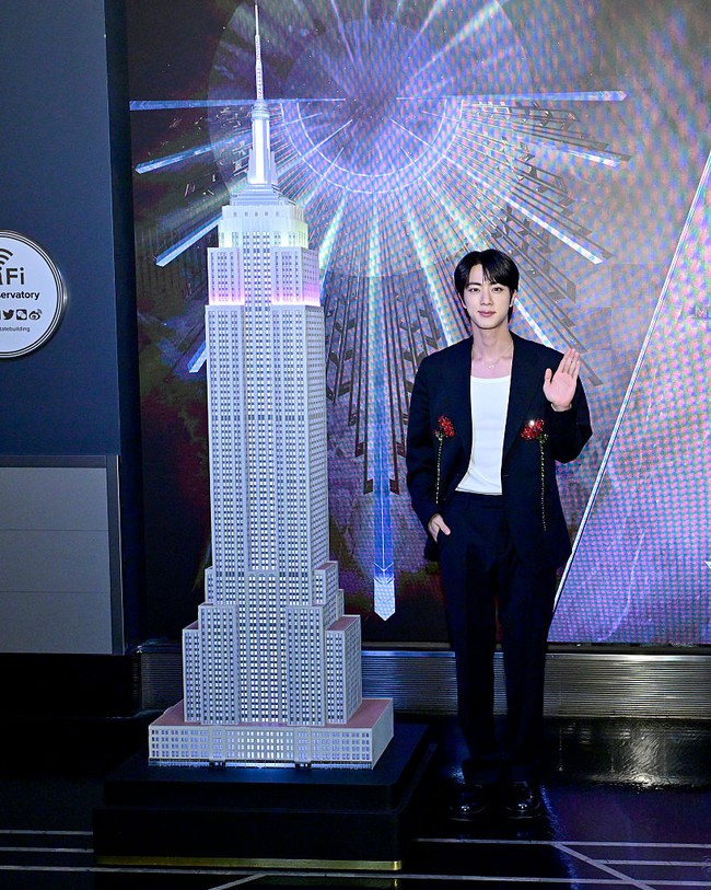 “Ganteng banget,” “Keajaiban Getty Images terlihat seperti hasil kamera fansite. Kim Seokjin = Ketampanannya harus terdaftar dalam kamus,” komentar sejumlah netizen di forum komunitas Korea. Foto: Getty Images