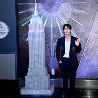 “Ganteng banget,” “Keajaiban Getty Images terlihat seperti hasil kamera fansite. Kim Seokjin = Ketampanannya harus terdaftar dalam kamus,” komentar sejumlah netizen di forum komunitas Korea. Foto: Getty Images