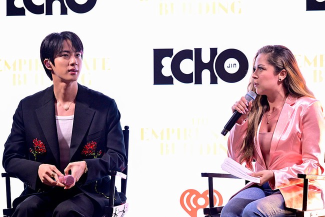 Tak mengherankan jika pelantun ‘The Astronaut’ itu mendapat julukan ‘Worldwide Handsome’ dari penggemar. Jin BTS juga beberapa kali masuk daftar 100 pria tertampan dunia yang dirilis TC Candler. Foto: Getty Images